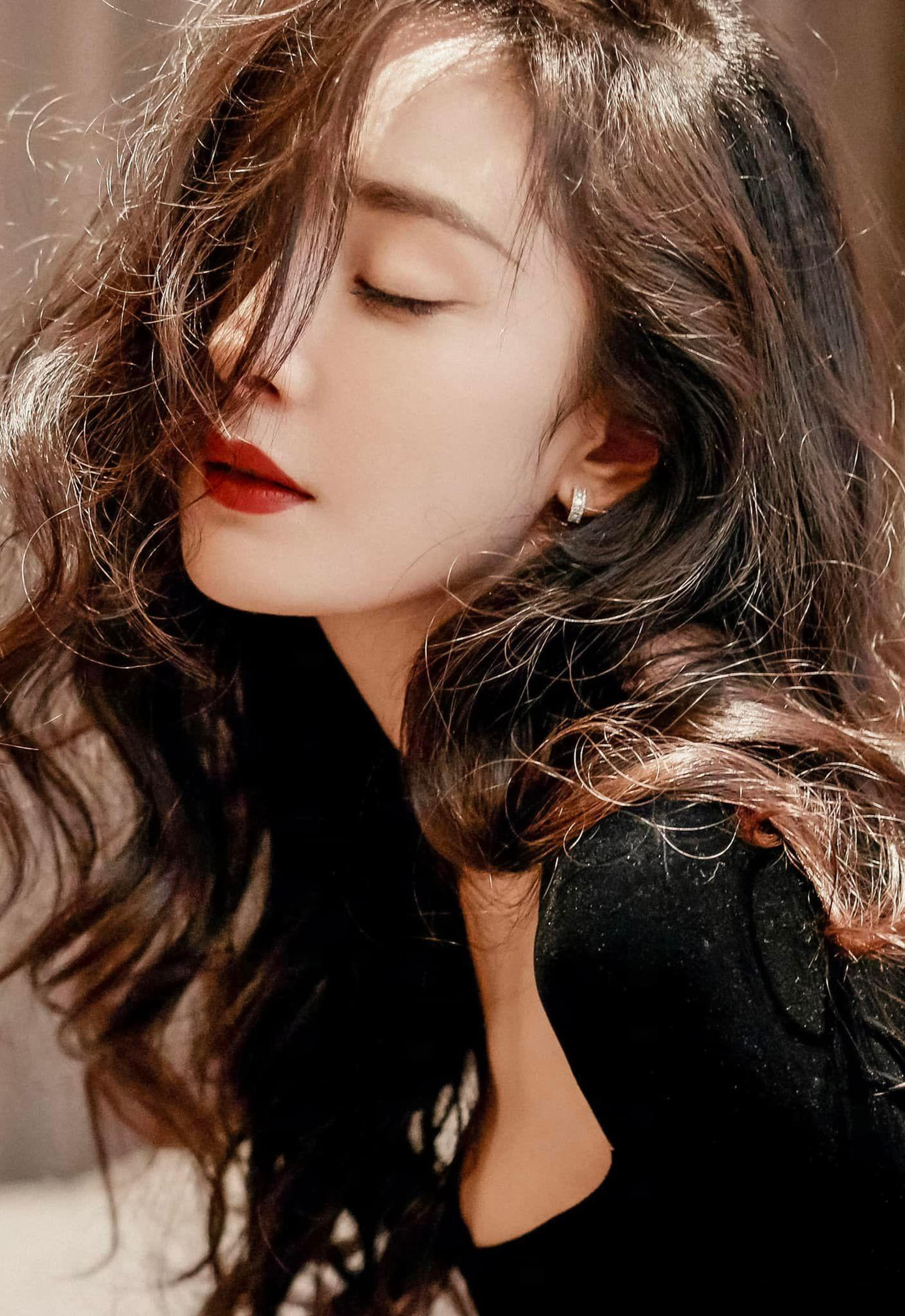 Kể từ khi Dương Mịch chính thức ly hôn Lưu Khải Uy vào năm 2018, cô vẫn miệt mài hoạt động quảng phim, quảng cáo.