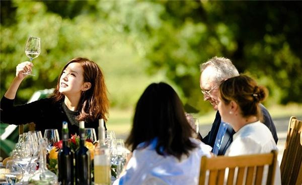 Triệu Vy thường mời bạn bè tụ tập để thử rượu, thậm chí còn thành lập thương hiệu rượu của riêng cô, mỗi năm sản xuất hơn 50.000 chai rượu vang đỏ.