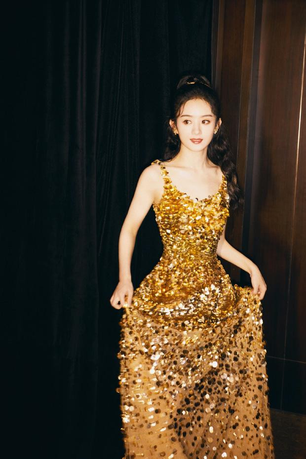 Trước đó một ngày, tại buổi livestream của một sự kiện, nữ diễn viên gây “sốt” với nhan sắc bùng nổ trong bộ váy vàng lấp lánh.
