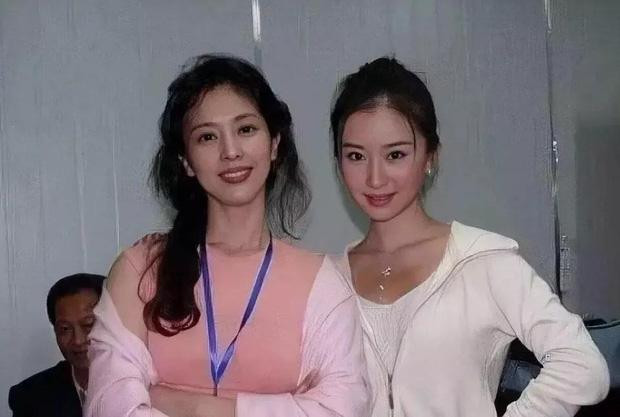 Đây là bức hình bà Lưu chụp ảnh cùng nữ diễn viên Thư Sướng, bạn thân của con gái. Thư Sướng kém bà 28 tuổi Đây là bức hình bà Lưu chụp ảnh cùng nữ diễn viên Thư Sướng, bạn thân của con gái. Thư Sướng kém bà 28 tuổi