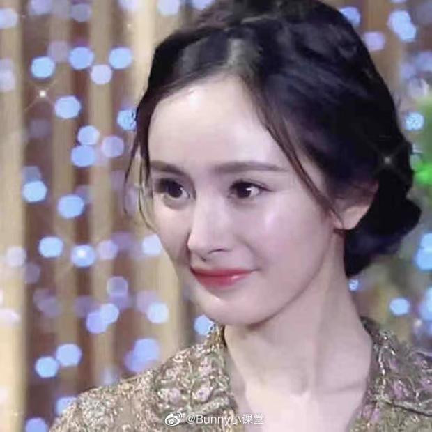 Nhan sắc kiều diễm cùng phong cách trang điểm của mỹ nhân sinh năm 1986 khi đó nhận được “mưa” lời khen từ cộng đồng mạng.