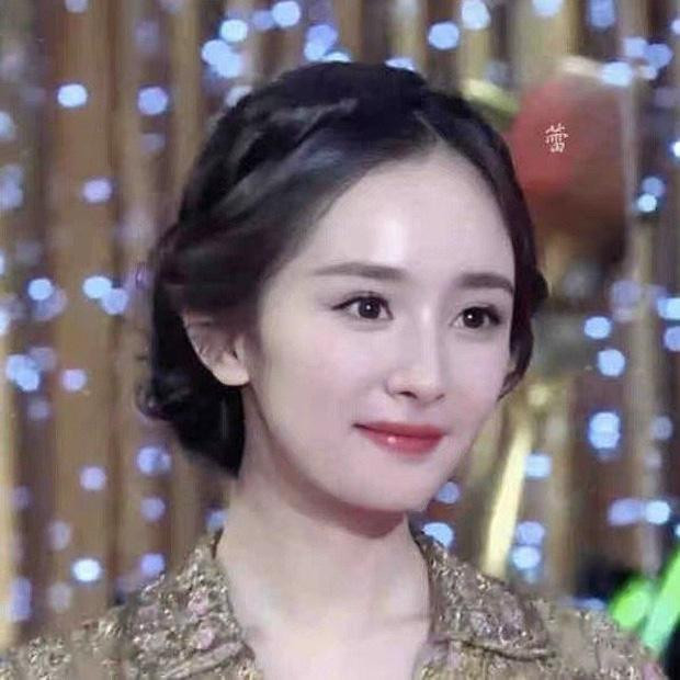 “Dương Mịch có đôi mắt rất đẹp. Hồi trẻ nhìn trong trẻo nhìn vừa ngây thơ vừa lanh lợi. Giờ thì vẫn đẹp nhưng nhìn hơi buồn”, “Mấy năm trước là thời kì đỉnh cao nhan sắc của Dương Mịch”,…các bình luận khen ngợi để lại.