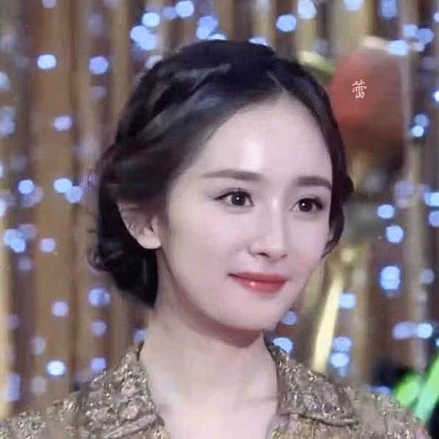 “Dương Mịch có đôi mắt rất đẹp. Hồi trẻ nhìn trong trẻo nhìn vừa ngây thơ vừa lanh lợi. Giờ thì vẫn đẹp nhưng nhìn hơi buồn”, “Mấy năm trước là thời kì đỉnh cao nhan sắc của Dương Mịch”,…các bình luận khen ngợi để lại.