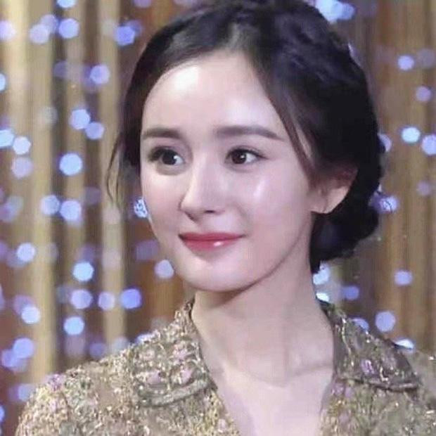 Loạt hình của Dương Mịch tại buổi lễ trao giải Kim Ưng 2014 bất ngờ được các blog lớn tại Trung Quốc chia sẻ lại.