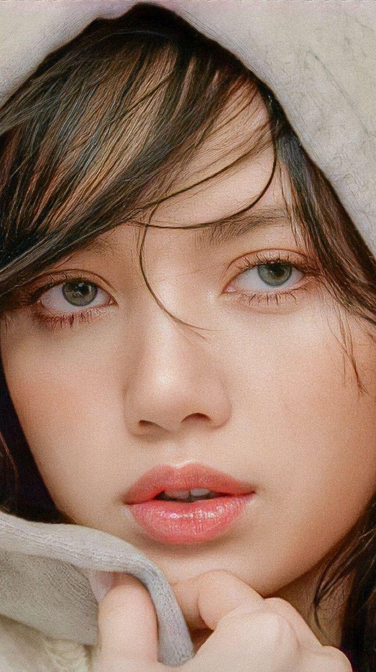 Theo chuyên trang đánh giá điện ảnh, nghệ thuật, sắc đẹp của Mỹ TC Candler công bố vào ngày 28/12, Lisa (BlackPink) dẫn đầu danh sách 100 gương mặt đẹp nhất thế giới 2021.