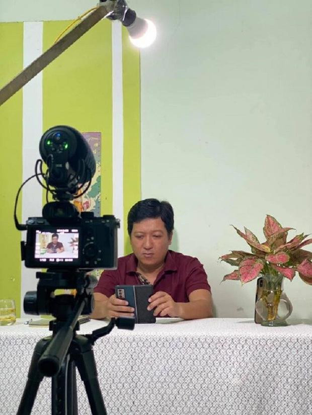 Hậu trường ghi hình thời dịch của Trường Giang. Hậu trường ghi hình thời dịch của Trường Giang.