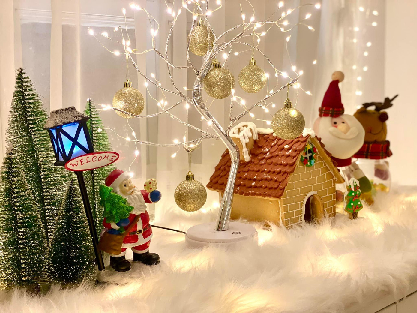 "Cửa sổ yêu thích của mình mỗi mùa lễ hội đều được trang trí tưng bừng", Thúy Hạnh viết.