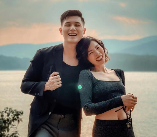 Dù trải qua một lần sinh nở và bước sang tuổi 40 nhưng nữ ca sĩ vẫn giữ cho mình vóc dáng đáng mơ ước với vòng eo con kiến