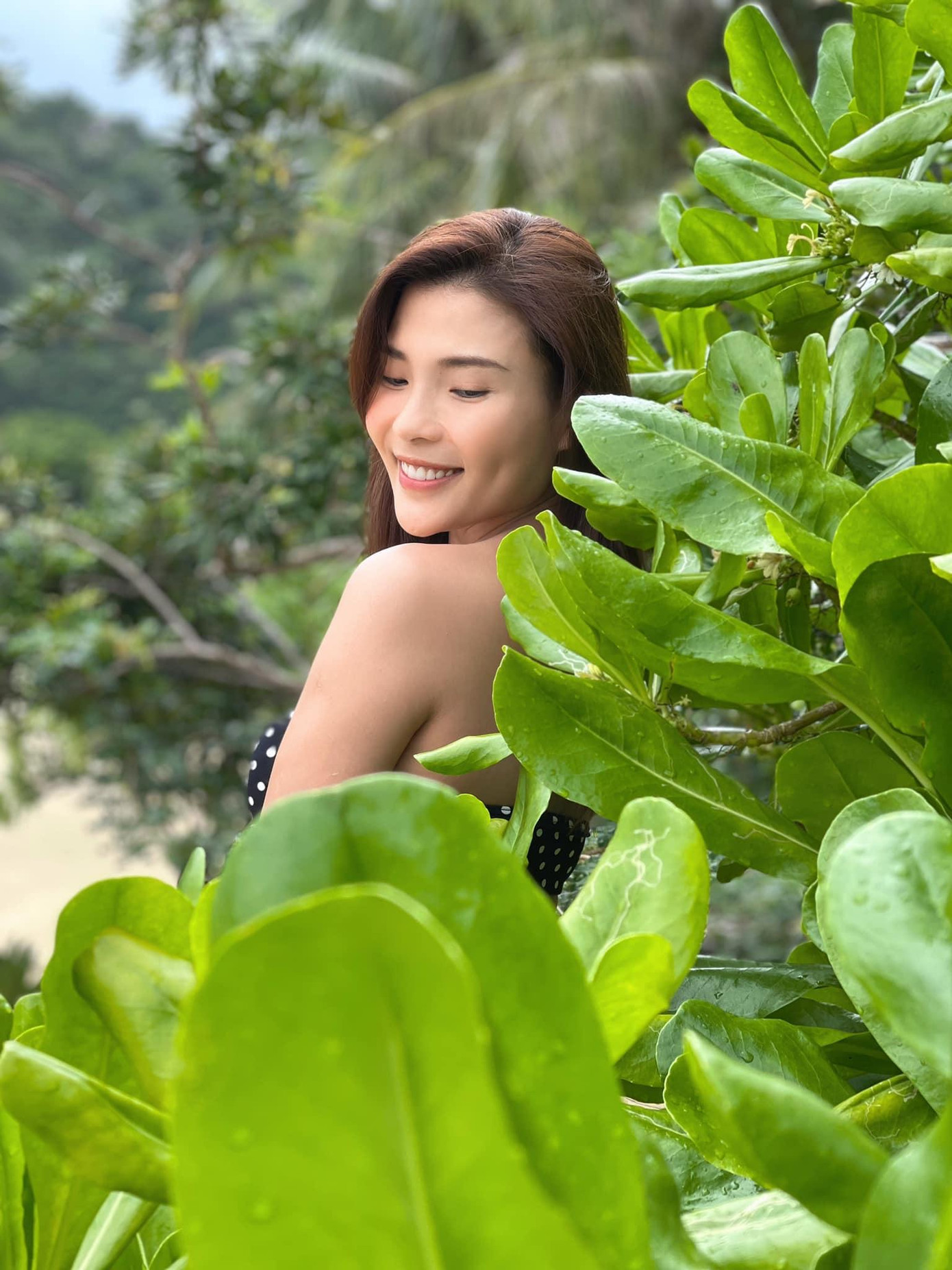 Bộ ảnh nóng bỏng của Thúy Diễm nhận được nhiều lời khen ngợi từ khán giả và dàn sao như Trương Minh Quốc Thái, Băng Di…