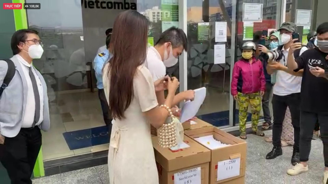 Các thùng giấy chứa bản sao kê tiền từ thiện.