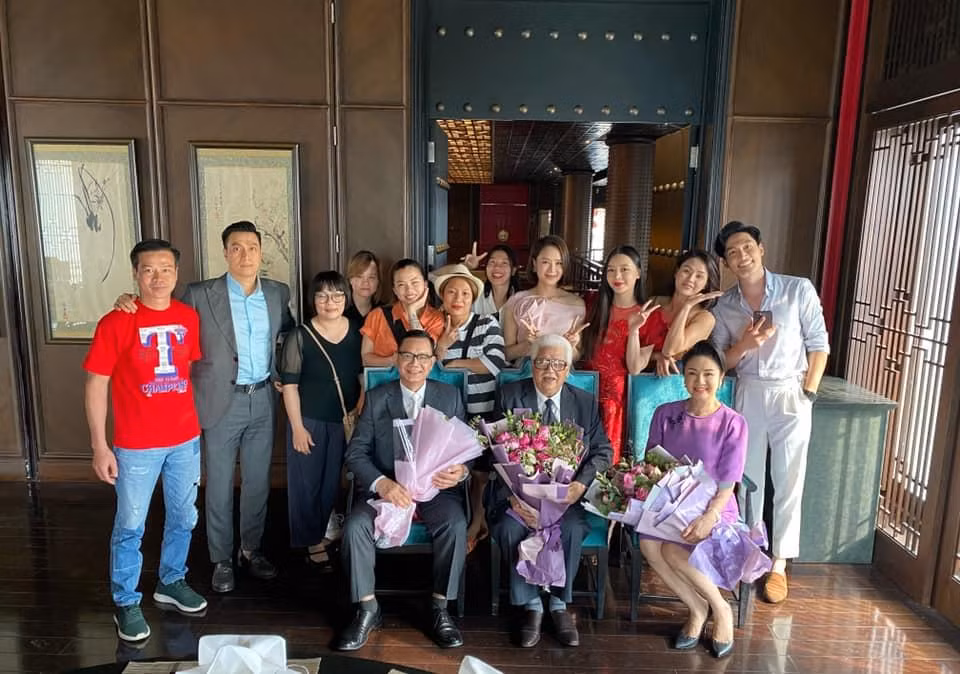 Trên trang Facebook cá nhân, NSND Thu Hà đã chia sẻ hình ảnh cùng NSƯT Đức Trung, NSƯT Phạm Cường nói lời tạm biệt với vai diễn của mình trong phim 'Hướng dương ngược nắng'.
