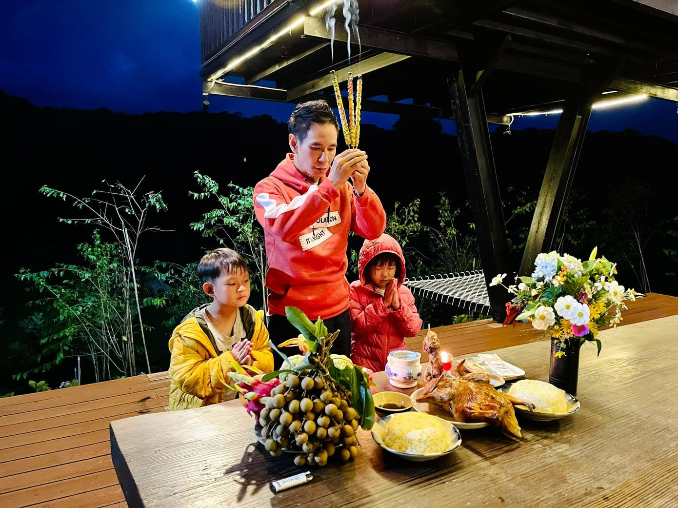 Gia đình Lý Hải – Minh Hà tránh dịch ở Đà Lạt trong nhiều tháng qua. “Giỗ tổ nghề phương xa. Bắt đầu bước chân vào nghề và đi biểu diễn từ năm 1988 tới nay đã tròn 33 năm. Cám ơn tổ nghề và cám ơn khán giả luôn yêu thương”, anh nói.