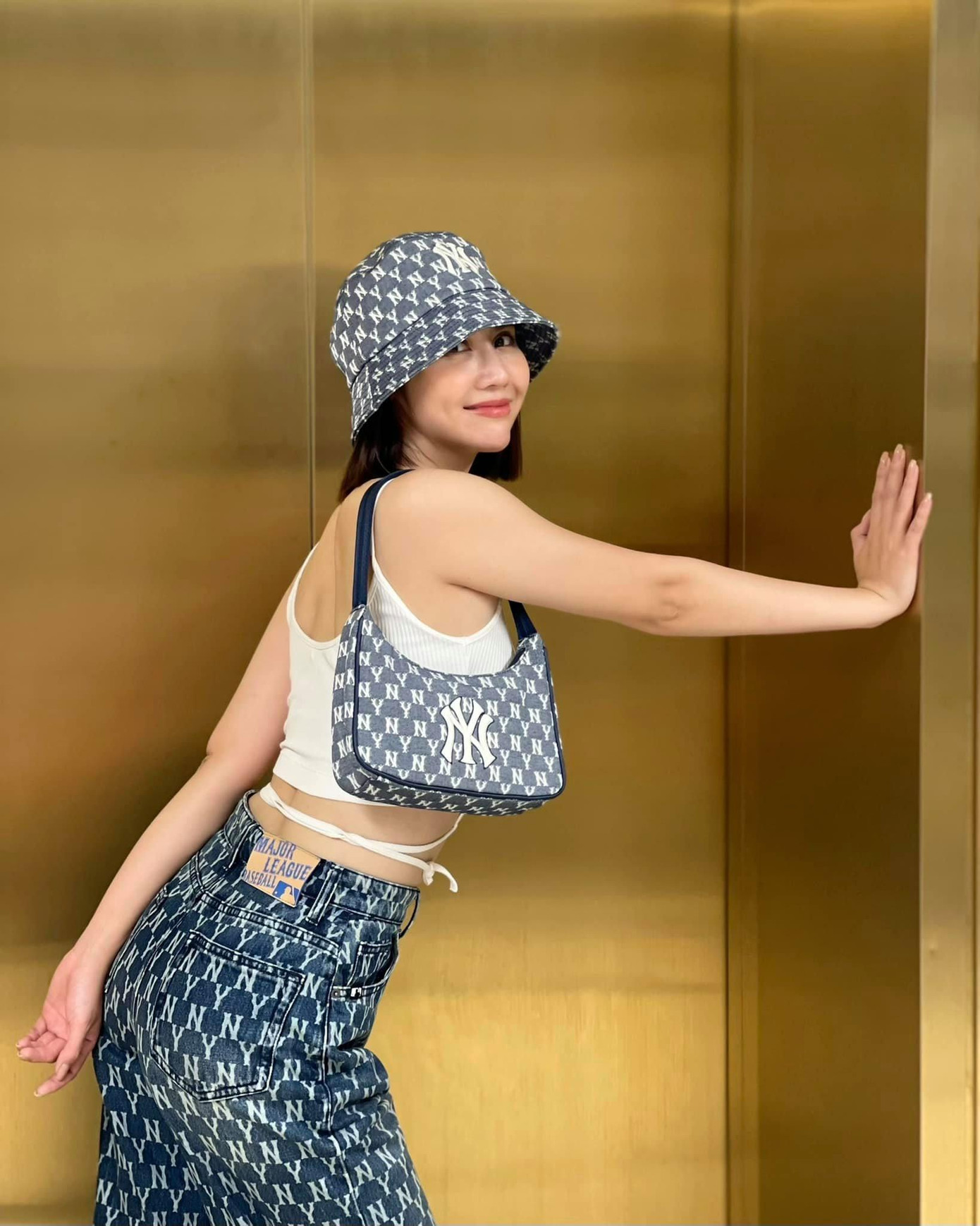 Ngoài đời, mỹ nhân 31 tuổi sở hữu gu thời trang trưởng thành, sang chảnh.