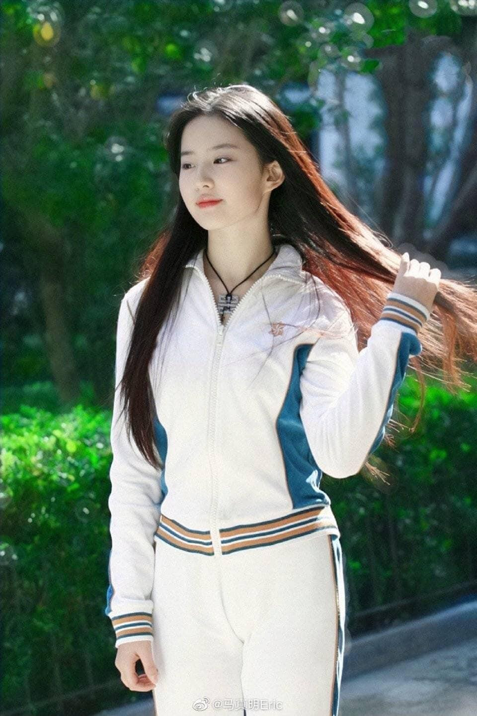 Mỹ nhân xinh đẹp nhất làng giải trí Hoa ngữ được truyền thông cũng như người hâm mộ ưu ái gọi là "thần tiên tỷ tỷ". Mỹ nhân xinh đẹp nhất làng giải trí Hoa ngữ được truyền thông cũng như người hâm mộ ưu ái gọi là "thần tiên tỷ tỷ".