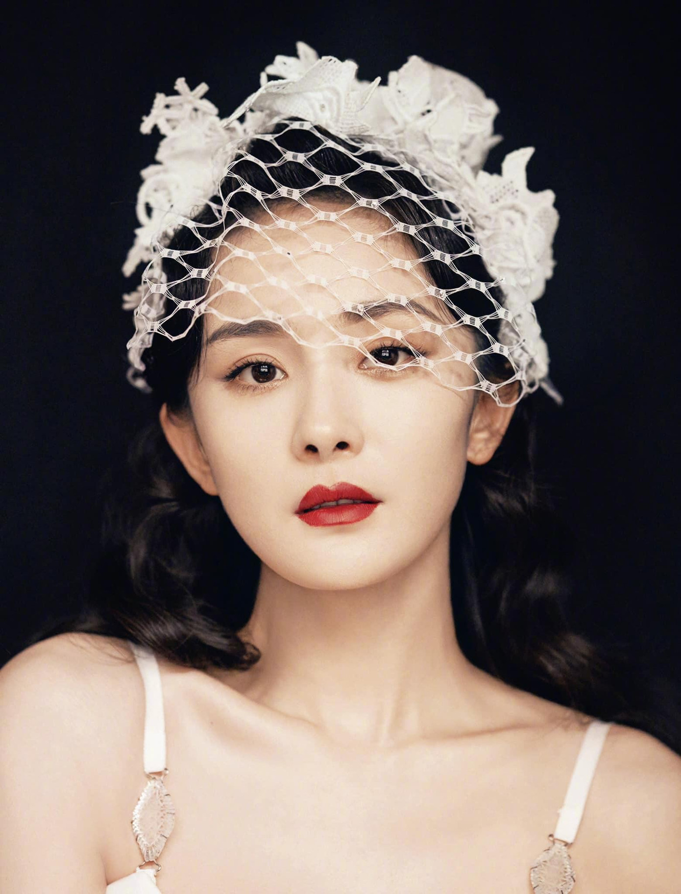 Trước giờ G, Weibo Gia Hành Dương Mịch Studio cũng đã chiêu đãi người hâm mộ bằng loạt ảnh xinh như mộng của ngôi sao 35 tuổi.