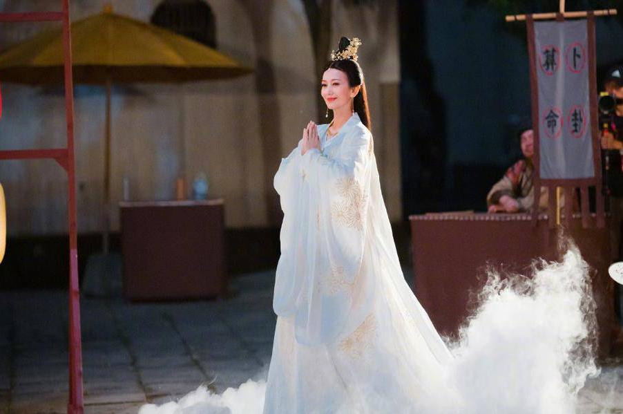 Nữ nghệ sĩ có hôn nhân viên mãn với nam diễn viên Hoàng Cẩm Sâm. Trước đó, Triệu Nhã Chi đã có một đời chồng và ly dị sau 7 năm chung sống