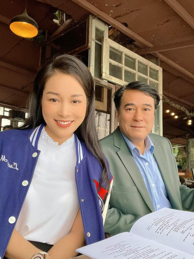 Trong phim, Minh Hương vào vai Thu, người yêu ông Vinh (NSND Mạnh Cường), đồng thời là chồng cô giáo chủ nhiệm ngày xưa đã qua đời. Mối quan hệ này bị cô con gái Tuệ Nhi (Khả Ngân) phản đối gay gắt.