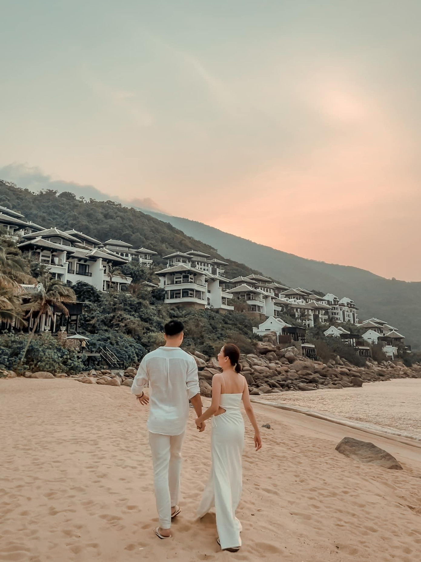 Lâm Bảo Châu viết: “Chúc mừng sinh nhật cô bạn. Hoàng hôn những khoảnh khắc đi đến tận cùng”