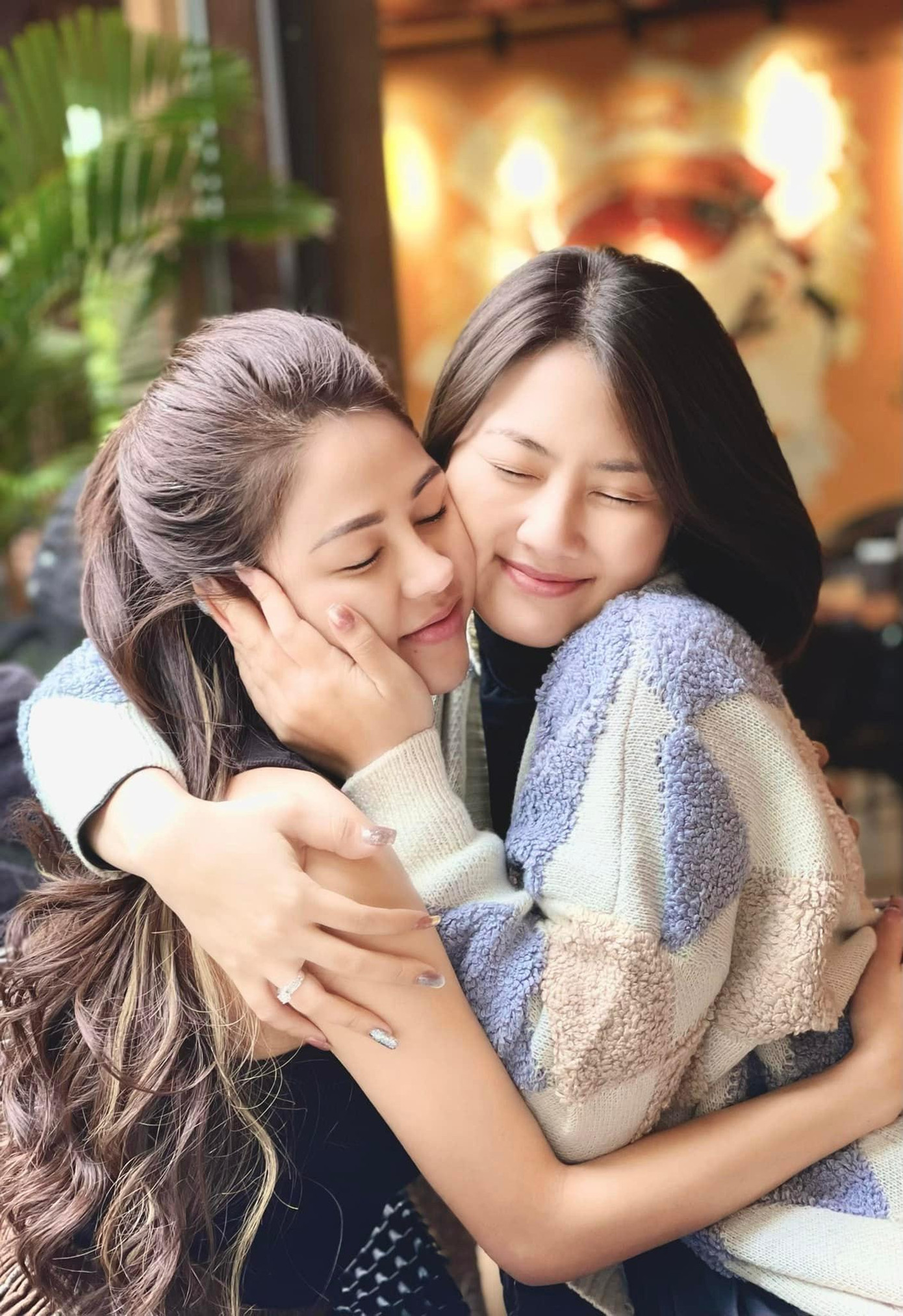 Trên phim, Ngọc Lan vào vai bà Diễm, mẹ kế của Hoa (Lương Thu Trang thủ vai). Cả hai có mối quan hệ xung khắc, nhiều lần đối đầu nhau. Dù vậy, ngoài đời Ngọc Lan và Lương Thu Trang lại thân thiết như chị em.