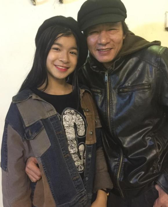 Con gái Hoài Anh thấu hiểu, cảm nhận được sự hi sinh của bố Võ Hoài Nam. Chia sẻ với Tiền Phong, cô tâm sự: “Khi mà nghe ba quay lại màn hình nhỏ, tôi thật sự rất vui và động viên ba rất nhiều. Để mà nói người nghệ sĩ, đằng đẵng bao nhiêu năm không được tiếp tục đam mê mà mình theo đuổi ai cũng nhớ cả, ba tôi cũng vậy”.