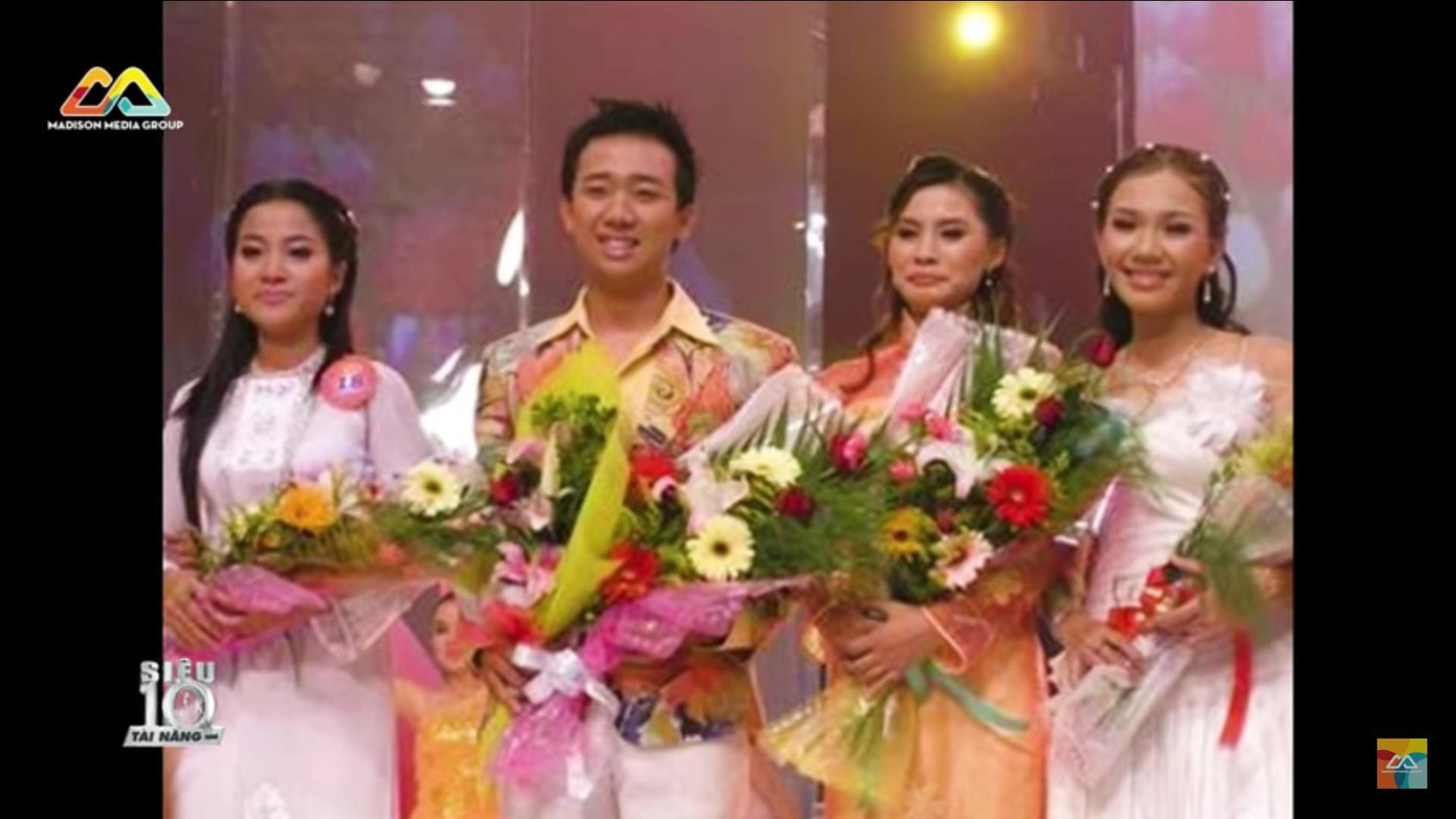 Trấn Thành năm 2006 trong cuộc thi Én Vàng có Quyền Linh làm giám khảo Trấn Thành năm 2006 trong cuộc thi Én Vàng có Quyền Linh làm giám khảo