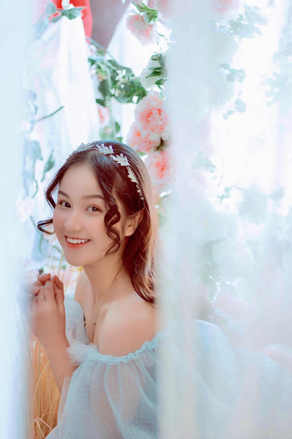 Trước đây, cô từng góp mặt trong một số bộ phim như: Biển trổ hoa vàng; Cuộc đời của Yến; sitcom Đen thôi đỏ quên đi,…và một số TVC quảng cáo.