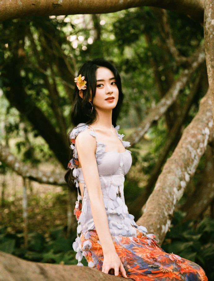 Vào ngày Thất Tịch (14/8) - ngày được coi là lễ tình nhân của Trung Quốc, Triệu Lệ Dĩnh thu hút sự chú ý của truyền thông bằng bộ ảnh đẹp nên thơ.