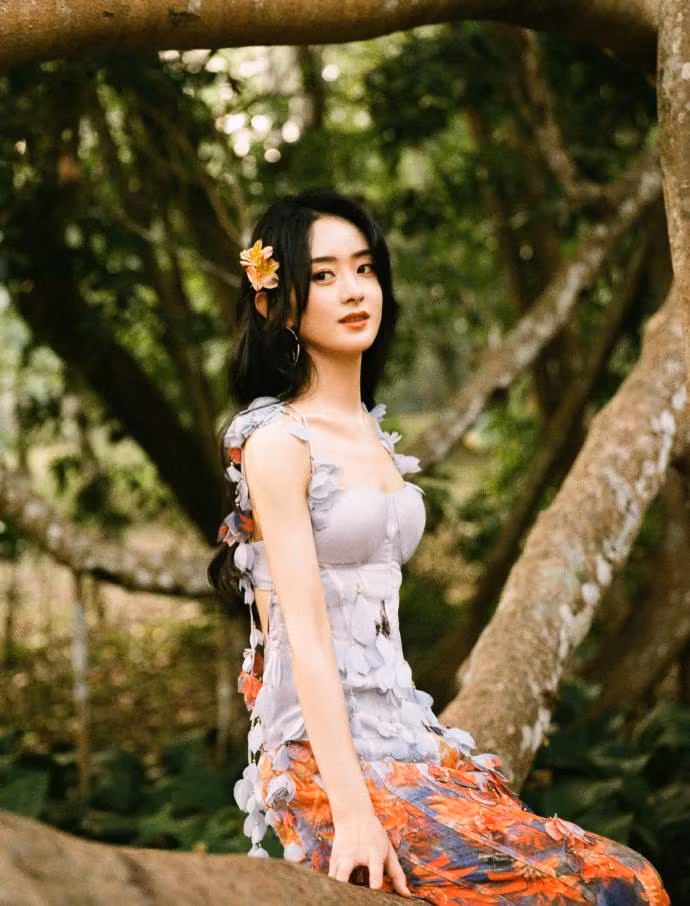 Vào ngày Thất Tịch (14/8) - ngày được coi là lễ tình nhân của Trung Quốc, Triệu Lệ Dĩnh thu hút sự chú ý của truyền thông bằng bộ ảnh đẹp nên thơ.