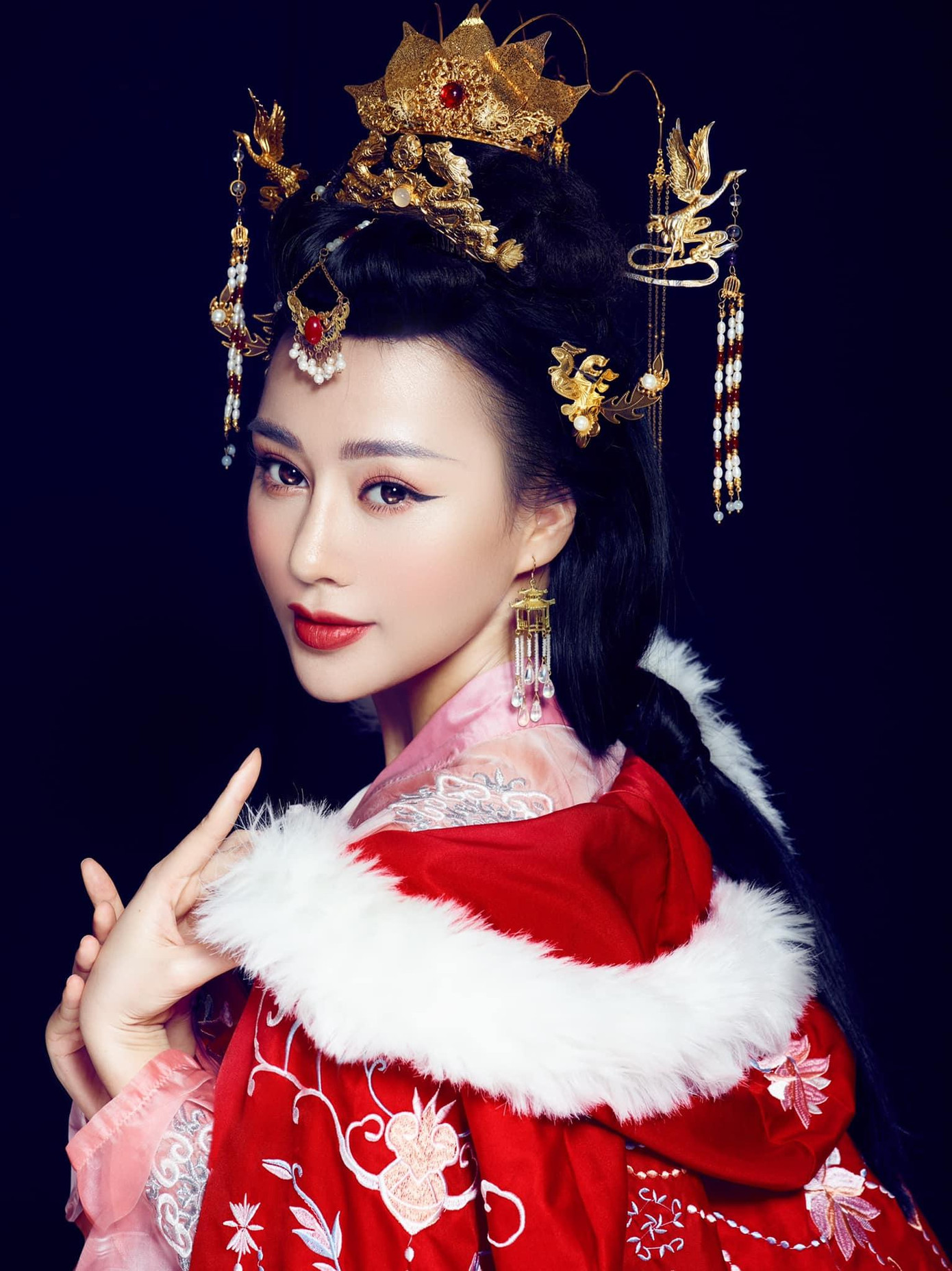 Phương Oanh gây ấn tượng và nhận được nhiều lời khen ngợi trong tạo hình cổ trang.