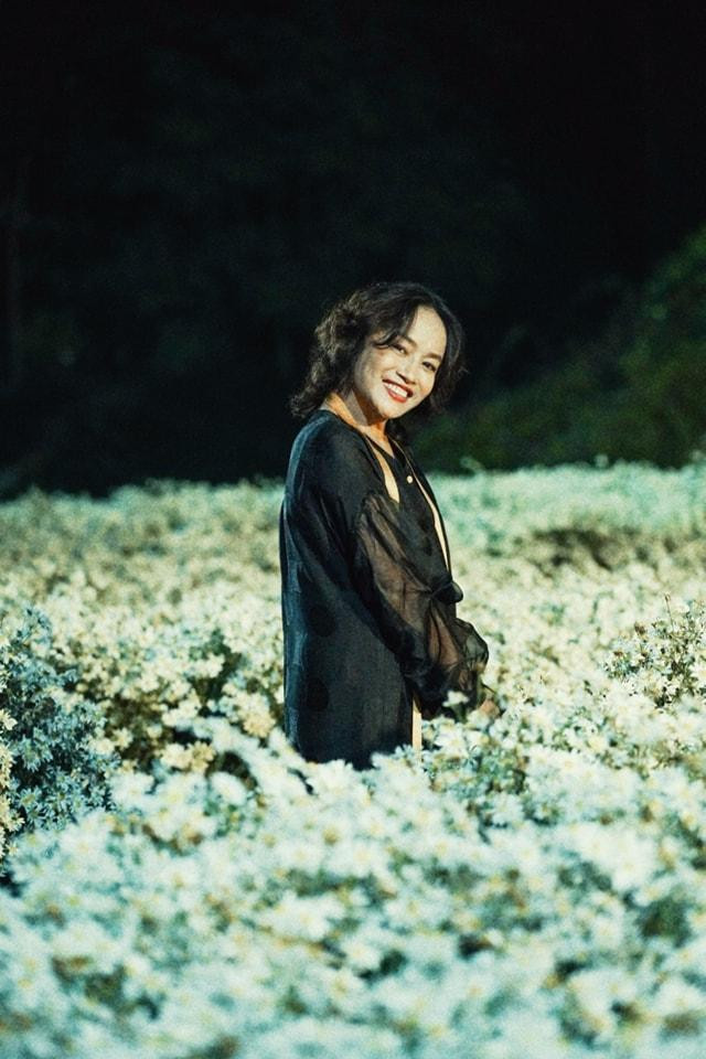 Ngoài đời, diễn viên Tú Oanh rất trẻ trung. Dù không cầu kỳ trong việc ăn vận, trang điểm nhưng chị vẫn luôn giữ được nét cá tính, tươi trẻ.