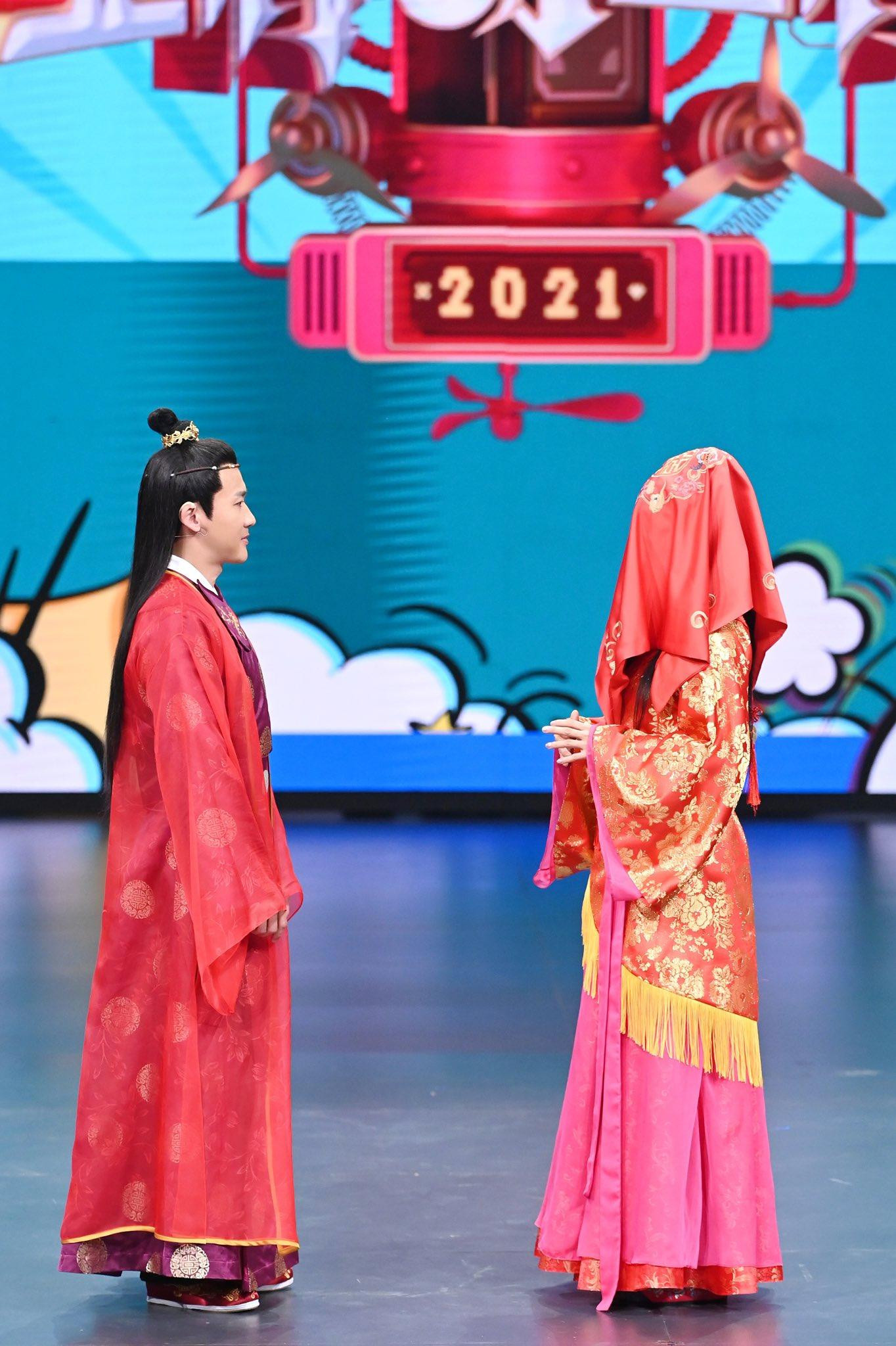 Vợ chồng Lý Ngọc Hồ (Huỳnh Dịch) - Tề Thiên Lỗi (Nhiếp Viễn) gặp lại sau 21 năm. Cả hai đã diễn lại cảnh kinh điển khi vén mạng che mặt cô dâu