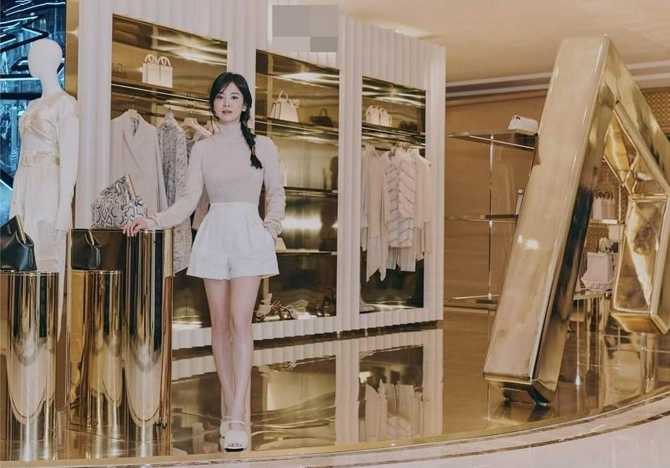 Thời gian gần đây, mỹ nhân họ Song bận rộn với nhiều dự án quảng cáo, đại diện cho các nhãn hàng thời trang xa xỉ. Cô vẫn luôn là lựa chọn hàng đầu của các thương hiệu lớn.