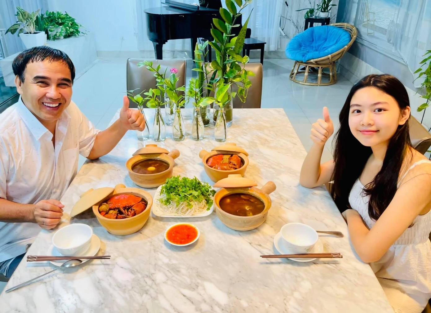 Quyền Linh bên cô con gái Lọ Lem.