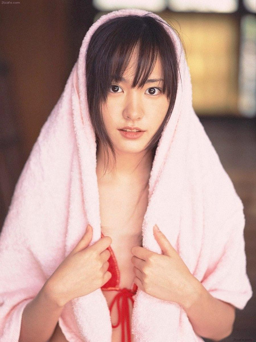 Trong nhiều năm, cô đứng đầu trong danh sách bình chọn &quot;Nghệ sĩ nữ đàn ông muốn hẹn hò nhất&quot;.