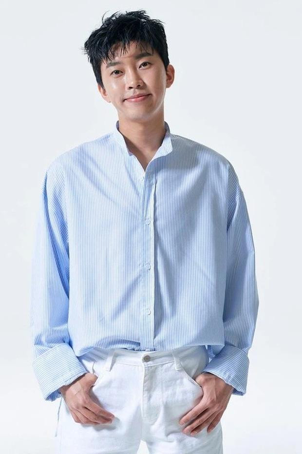 Lim Young Woong lần đầu tiên lọt vào bảng xếp hạng ở vị trí thứ 5, là xu hướng tiếp nối cơn sốt nhạc trot sau Song Ga-in. Anh là á quân bước ra từ cuộc thi Mr. Trot (Quý ông nhạc Trot). Những từ khóa liên quan đến nam ca sĩ liên tục xuất hiện trên bảng xếp hạng thương hiệu, thậm chí có số điểm của Lim Young Woong còn cao ngang ngửa BTS. Lim Young Woong lần đầu tiên lọt vào bảng xếp hạng ở vị trí thứ 5, là xu hướng tiếp nối cơn sốt nhạc trot sau Song Ga-in. Anh là á quân bước ra từ cuộc thi Mr. Trot (Quý ông nhạc Trot). Những từ khóa liên quan đến nam ca sĩ liên tục xuất hiện trên bảng xếp hạng thương hiệu, thậm chí có số điểm của Lim Young Woong còn cao ngang ngửa BTS.