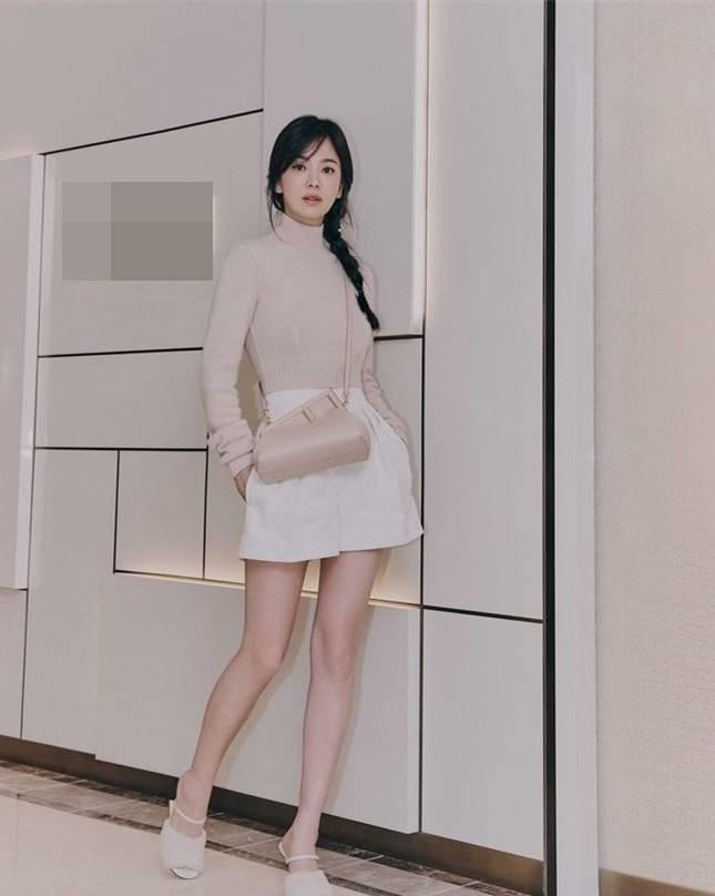 Song Hye Kyo chọn kiểu cách điểm nhẹ nhàng đầy nữ tính.