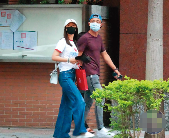 Cặp đôi ăn vận đơn giản, áo phông kết hợp quần jeans, đội mũ lưỡi trai và đeo khẩu trang che mặt. Cặp đôi ăn vận đơn giản, áo phông kết hợp quần jeans, đội mũ lưỡi trai và đeo khẩu trang che mặt.