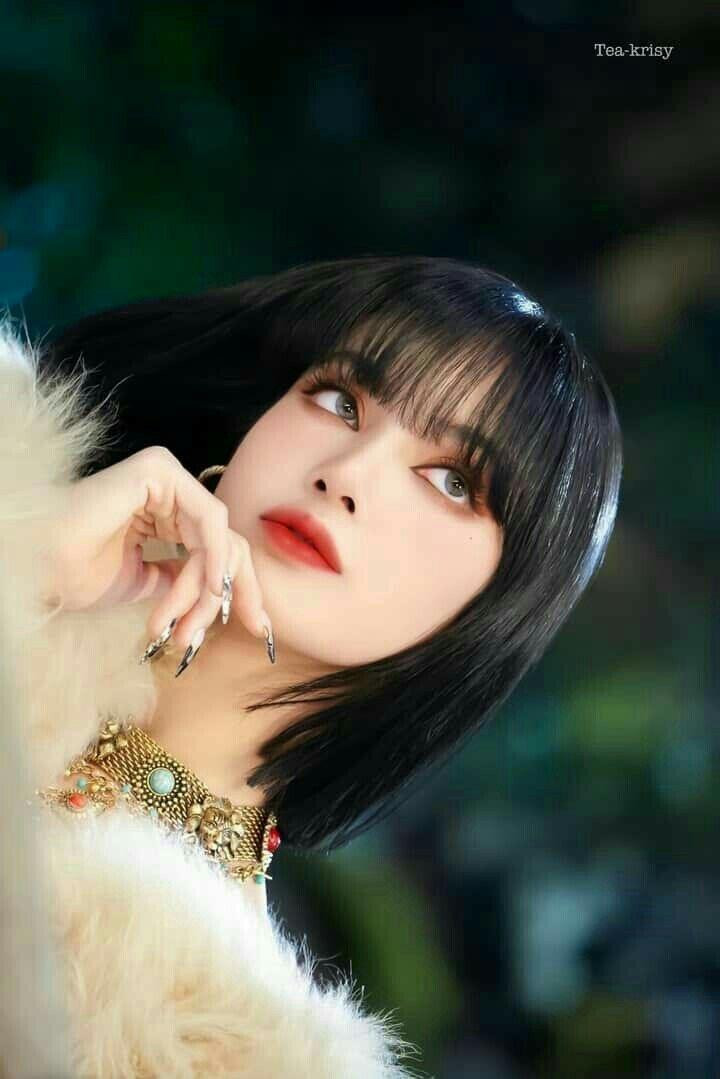 Đặc biệt, thần thái và phong cách thời trang ấn tượng của thành viên BlackPink được nhiều người học hỏi theo. Cô biến hóa với nhiều hình tượng, dễ dàng cân mọi concept, được ví như một &quot;tắc kè hoa&quot; chính hiệu.