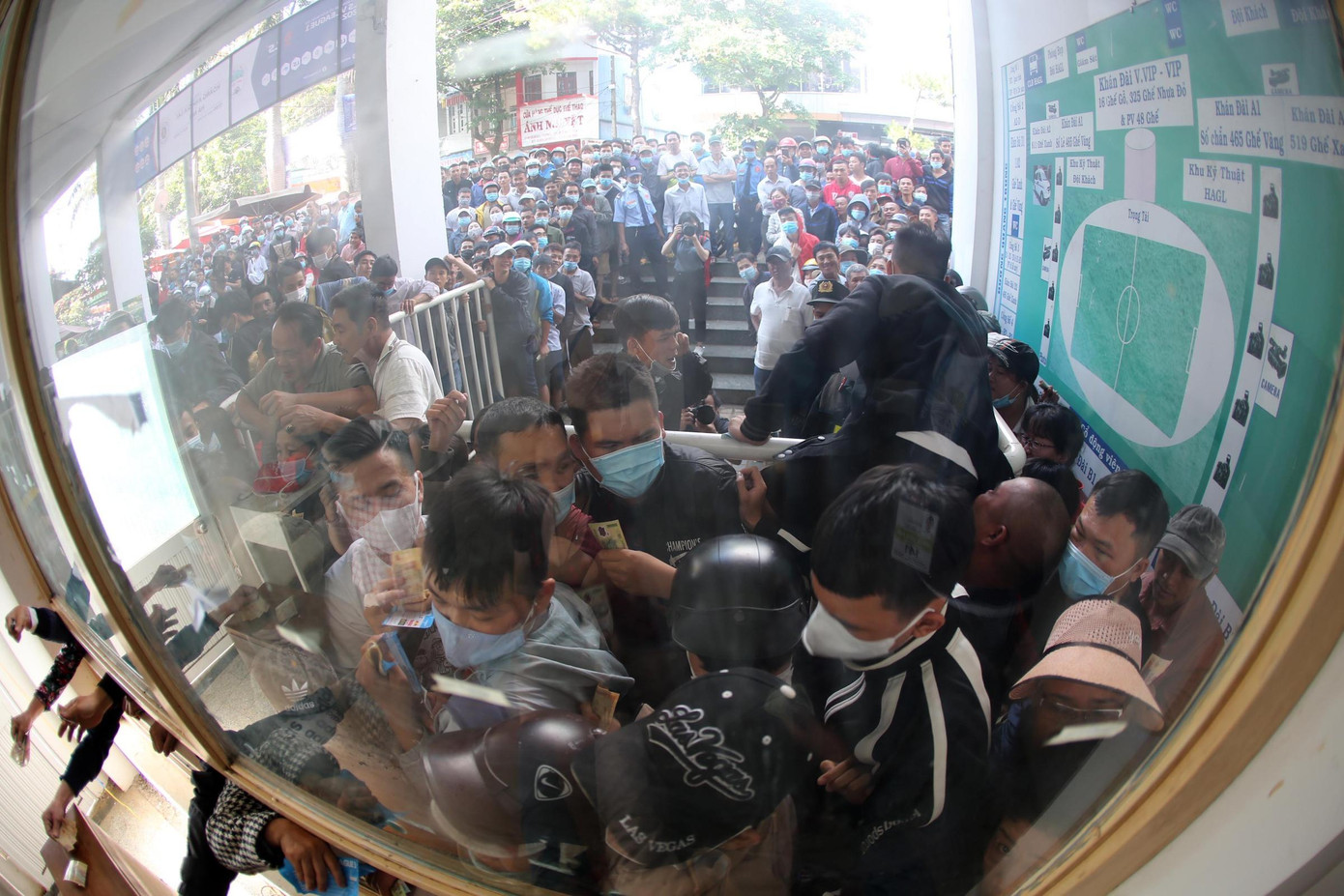 Sân Pleiku có sức chứa 12.000 chỗ ngồi. Nhưng khán đài A đã dành cho người mua vé cả mùa, nên ban tổ chức chỉ bán vé các khán đài B, C, D.