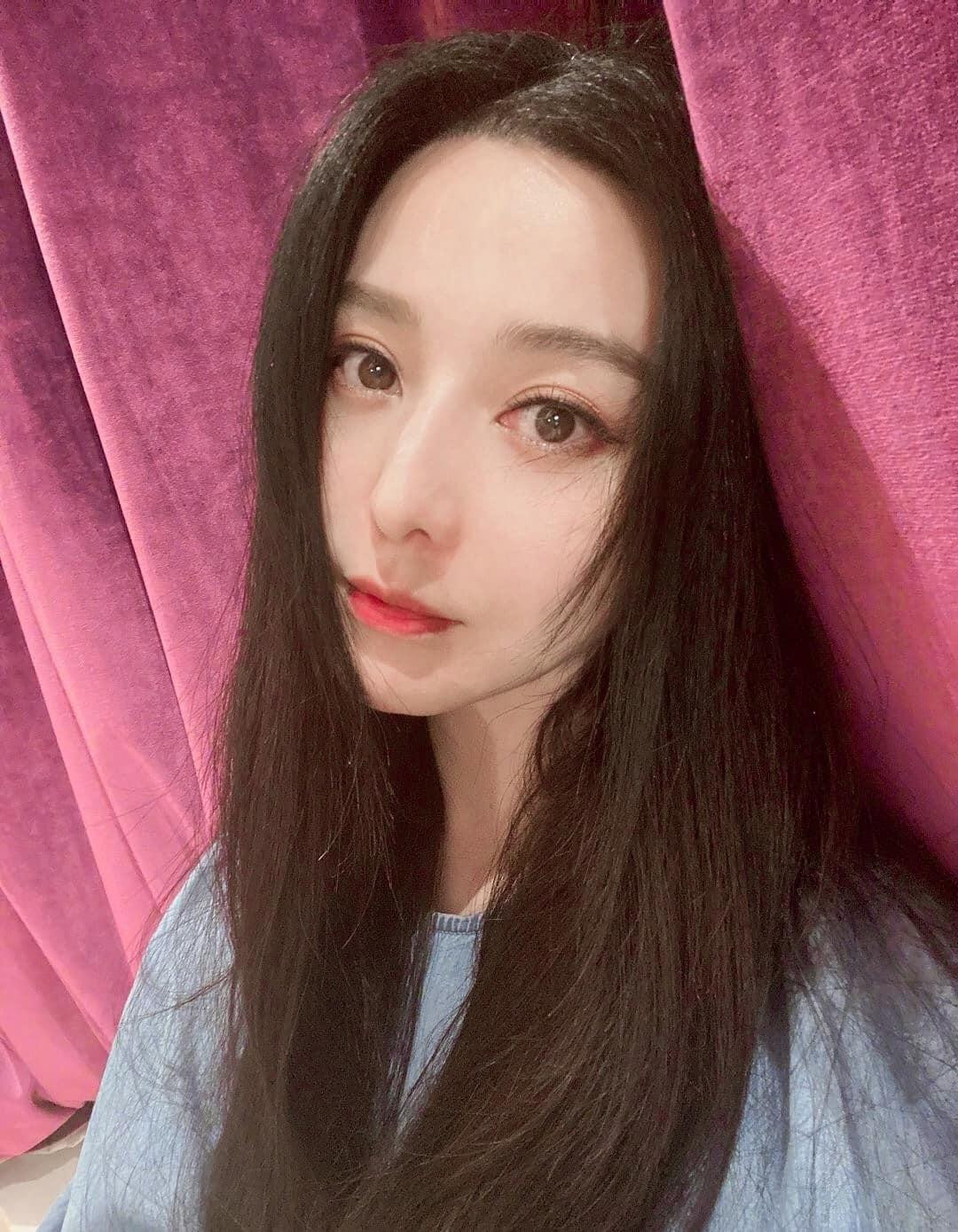 Thời gian gần đây, nàng Kim Tỏa thường đăng không ngần ngại loạt ảnh khoe nhan sắc cận mặt, dù không trang điểm cầu kỳ nhưng cô vẫn sắc sảo, hút mắt. Cô nhận được nhiều lời khen ngợi vì dung nhan “hack tuổi”, trẻ hơn nhiều so với tuổi thật.