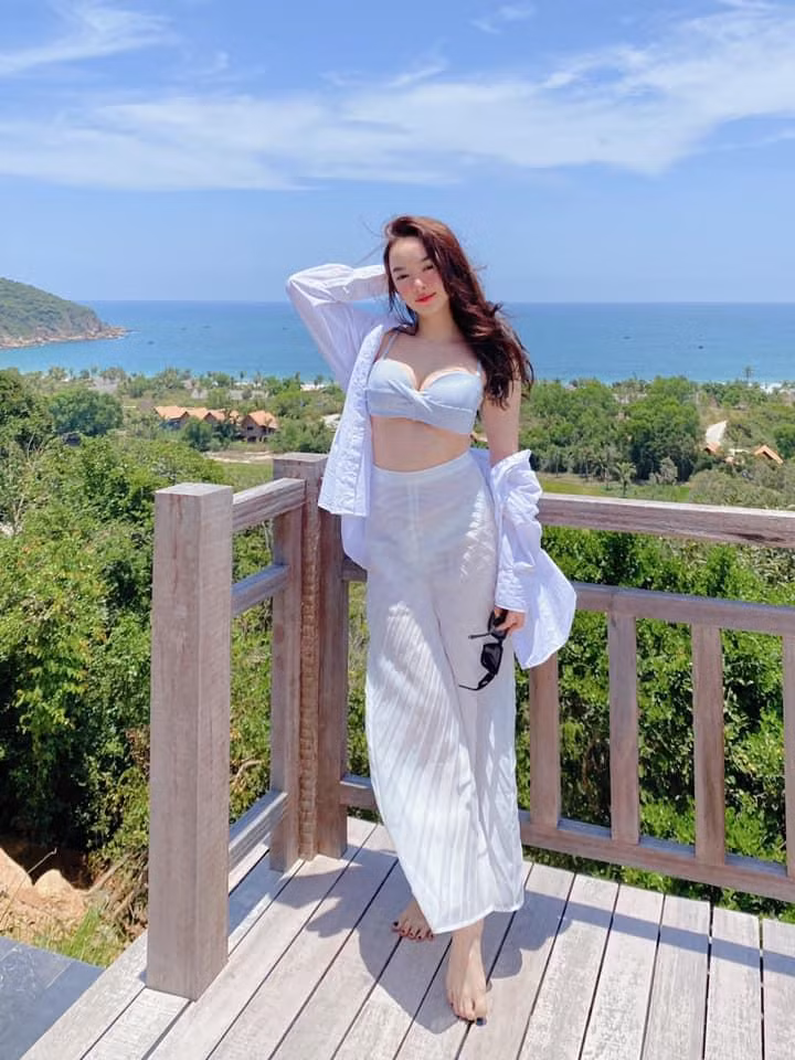 Để vào vai người phụ nữ trưởng thành trong “Gái già lắm chiêu V”, Kaity được đạo diễn yêu cầu giảm cân: “Kaity luôn duy trì cân nặng từ trước tới giờ tầm khoảng 48kg và thấy hài lòng vì cân nặng đó. Sau buổi tạo hình, đạo diễn yêu cầu “phụ nữ” hơn, Kaity liền tìm cách giảm cân cấp tốc”, cô tiết lộ.