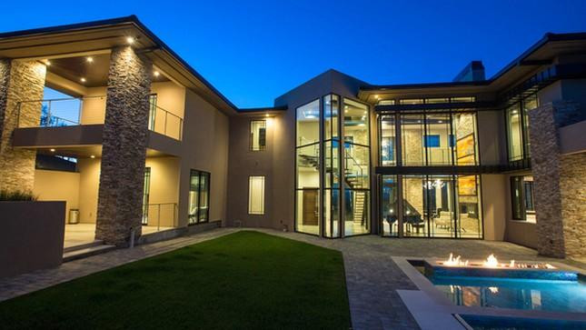 Năm 2016, sau khi đón con trai đầu lòng, vợ chồng Đan Trường dọn về căn biệt thự triệu đô tại San Jose, bang California (Mỹ). Ngôi nhà là món quà cặp đôi này dành tặng quý tử Thiên Từ.