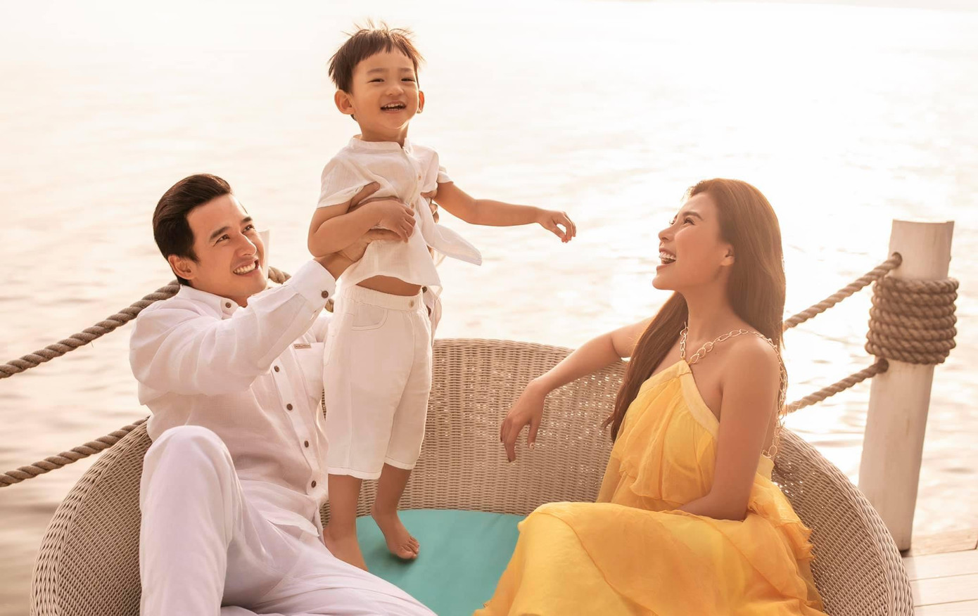 Vợ chồng diễn viên Thúy Diễm - Lương Thế Thành viết: "Mừng ngày Gia Đình 28/6. Xin chúc cho mọi nhà luôn hạnh phúc và bình an"