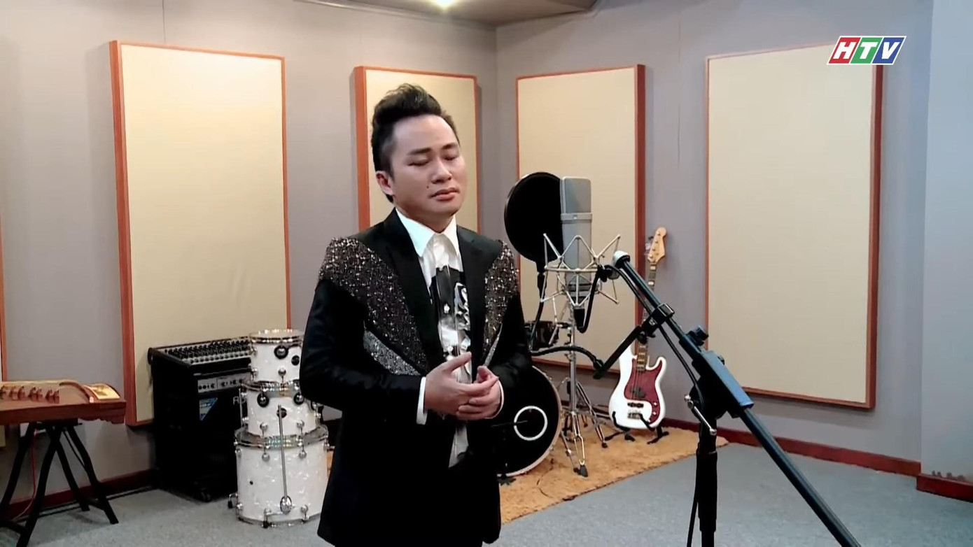 Biểu diễn “Chiều trên quê hương tôi - Đêm thành phố đầy sao”, ca sĩ Tùng Dương thật sự làm khán giả bồi hồi và nhung nhớ một thành phố nhộn nhịp bên dòng sông mênh mông những “ánh sao đêm”.