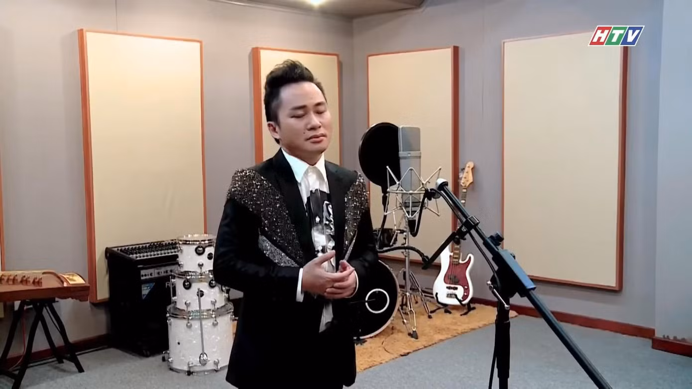 Biểu diễn “Chiều trên quê hương tôi - Đêm thành phố đầy sao”, ca sĩ Tùng Dương thật sự làm khán giả bồi hồi và nhung nhớ một thành phố nhộn nhịp bên dòng sông mênh mông những “ánh sao đêm”.