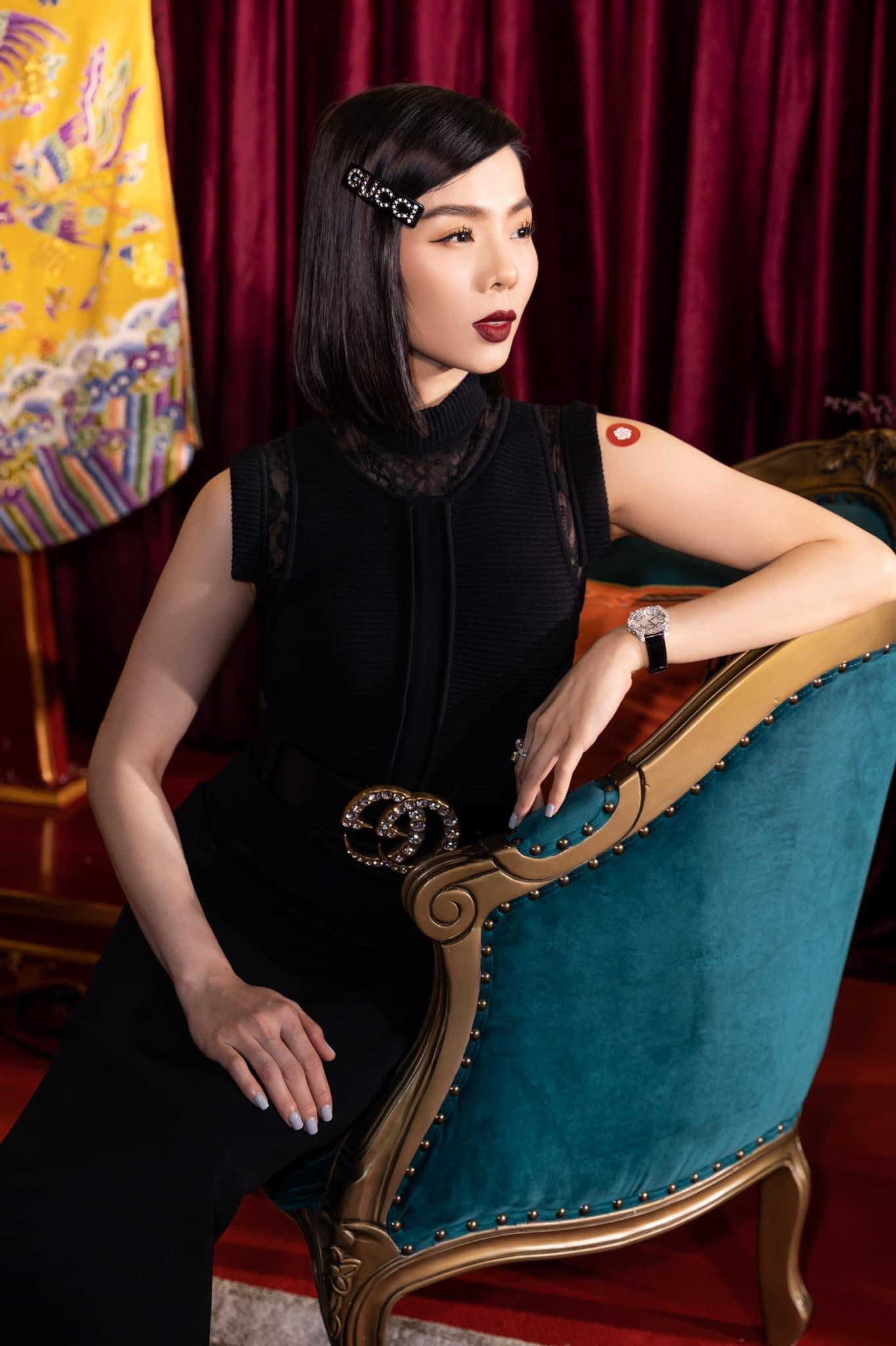 Mới đây, Lệ Quyên đã đấu giá túi xách hàng hiệu ủng hộ để đấu giá gây Quỹ Hạt Vừng mua máy thở gửi tặng cho các bệnh viện tuyến đầu tại TP.HCM.