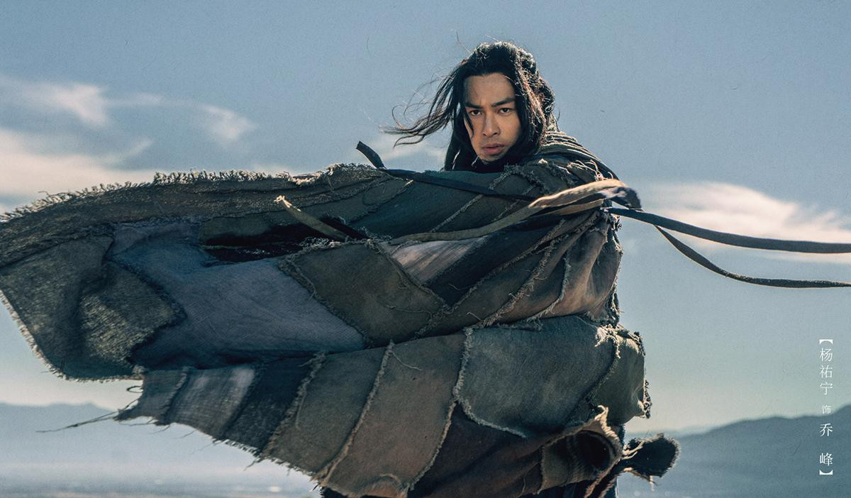 Dương Hựu Ninh vào vai Kiều Phong. Nam diễn viên sinh năm 1982, là ngôi sao nổi tiếng của Đài Loan. Anh được biết đến qua các bộ phim đình đám như: Kiến quân đại nghiệp, Truy lùng quái yêu, Phi vụ cuối cùng,…Với tạo hình mới, Dương Hựu Ninh được nhận xét là hơi non so với nhân vật và thiếu đi sự gai góc, phong trần của nhân vật Kiều Phong. Trước anh, sự thành công của Kiều Phong phiên bản do Huỳnh Nhật Hoa (1997) và Hồ Quân (2003) thủ vai là những cái bóng quá lớn để hậu bối có thể vượt qua.