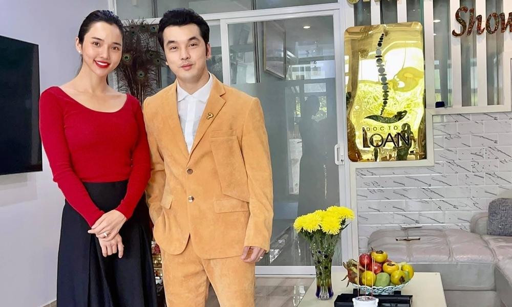 Vợ chồng Ưng Hoàng Phúc - Kim Cương bày biện mâm cúng đơn giản.