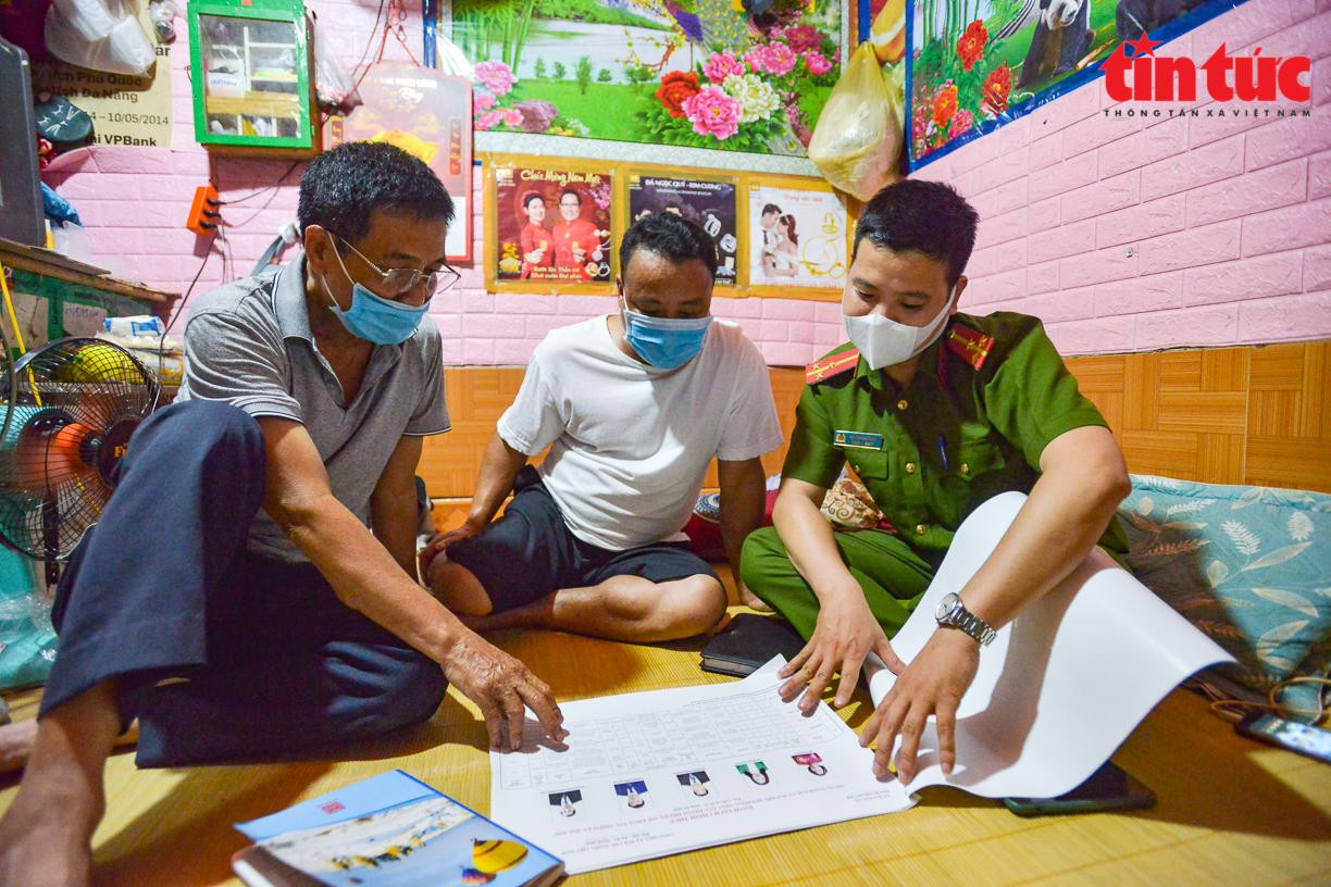 Các hộ dân ở bãi giữa sông Hồng thường xuyên được cán bộ phường Phúc Xá và Ngọc Thuỵ xuống tận nơi tuyên truyền về công tác bầu cử. Các hộ dân ở bãi giữa sông Hồng thường xuyên được cán bộ phường Phúc Xá và Ngọc Thuỵ xuống tận nơi tuyên truyền về công tác bầu cử.