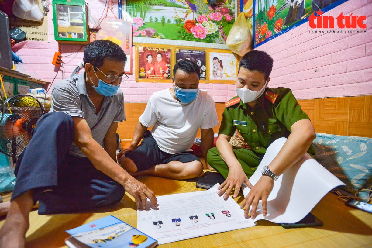 Các hộ dân ở bãi giữa sông Hồng thường xuyên được cán bộ phường Phúc Xá và Ngọc Thuỵ xuống tận nơi tuyên truyền về công tác bầu cử. Các hộ dân ở bãi giữa sông Hồng thường xuyên được cán bộ phường Phúc Xá và Ngọc Thuỵ xuống tận nơi tuyên truyền về công tác bầu cử.